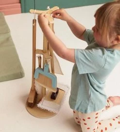 Helt ny 🔥 Kids Concept Rengørringssæt - Træ 🔔 7 Helt ny 🔥 Kids Concept Rengørringssæt - Træ 🔔 -Billig legetoej butik DW914 2